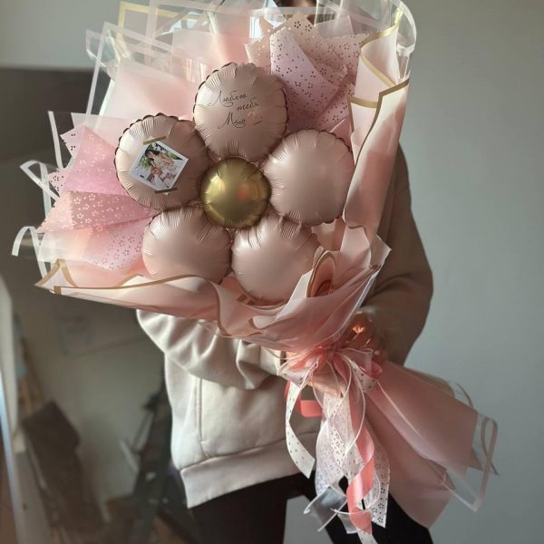 Крафтовый букет с фольгированной ромашкой размер S