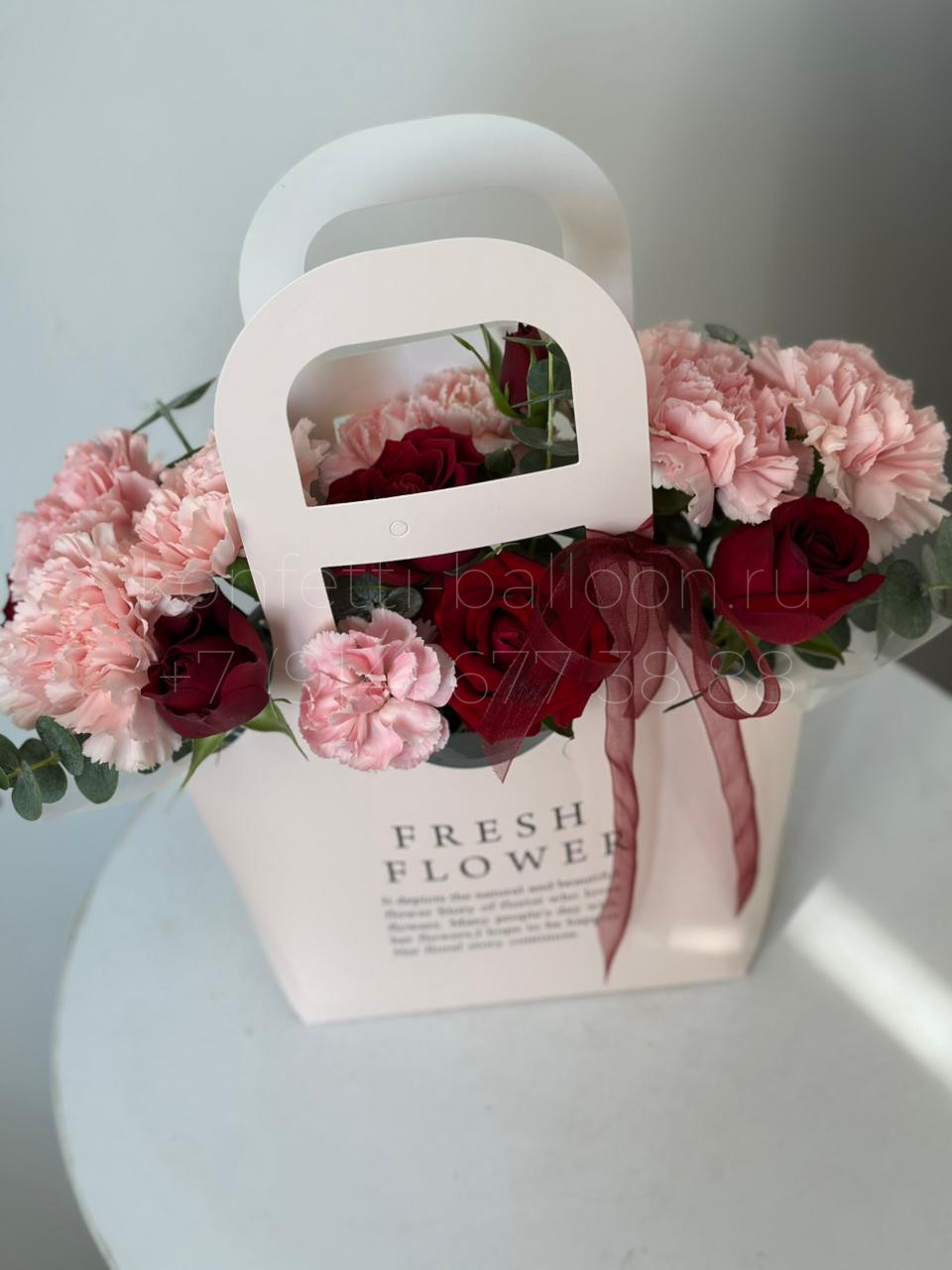 Бокс с миксом цветов в коробке сумочке